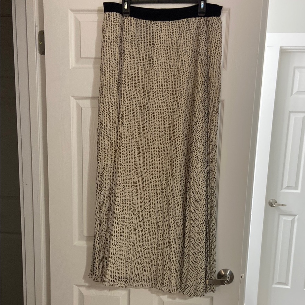 Elegant Ann Taylor pleated Black and Cream Women's Maxi skirt